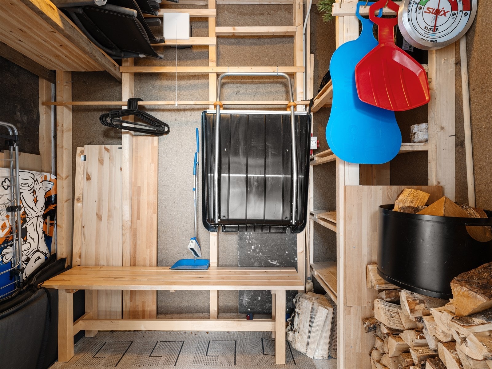 Redskapbod. I tillegg er det laget praktisk vedkasse på utsida av hytta Galleribilde