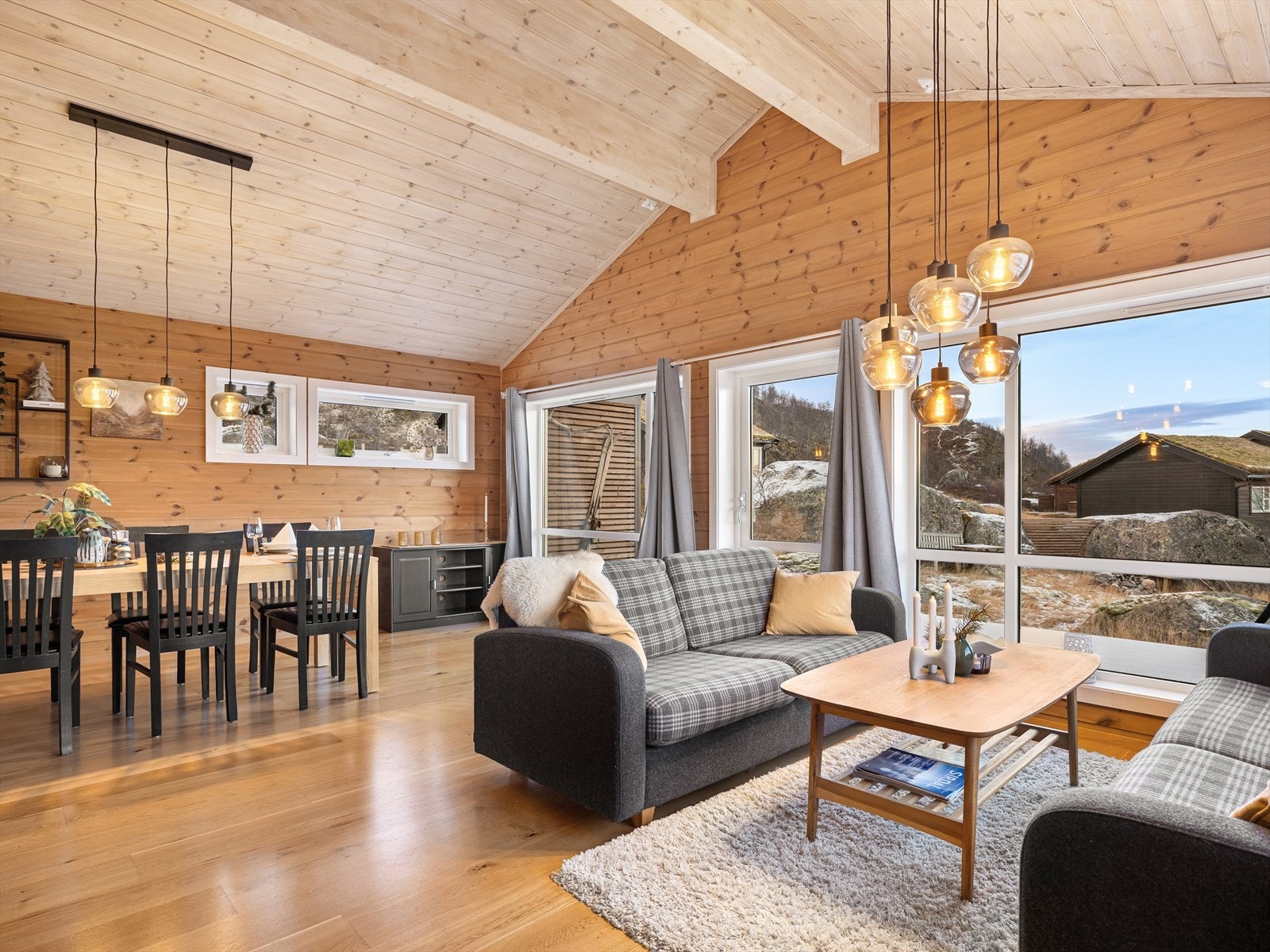 Herlig stue med ekstra takhøyde gir en god romfølelse. Galleribilde