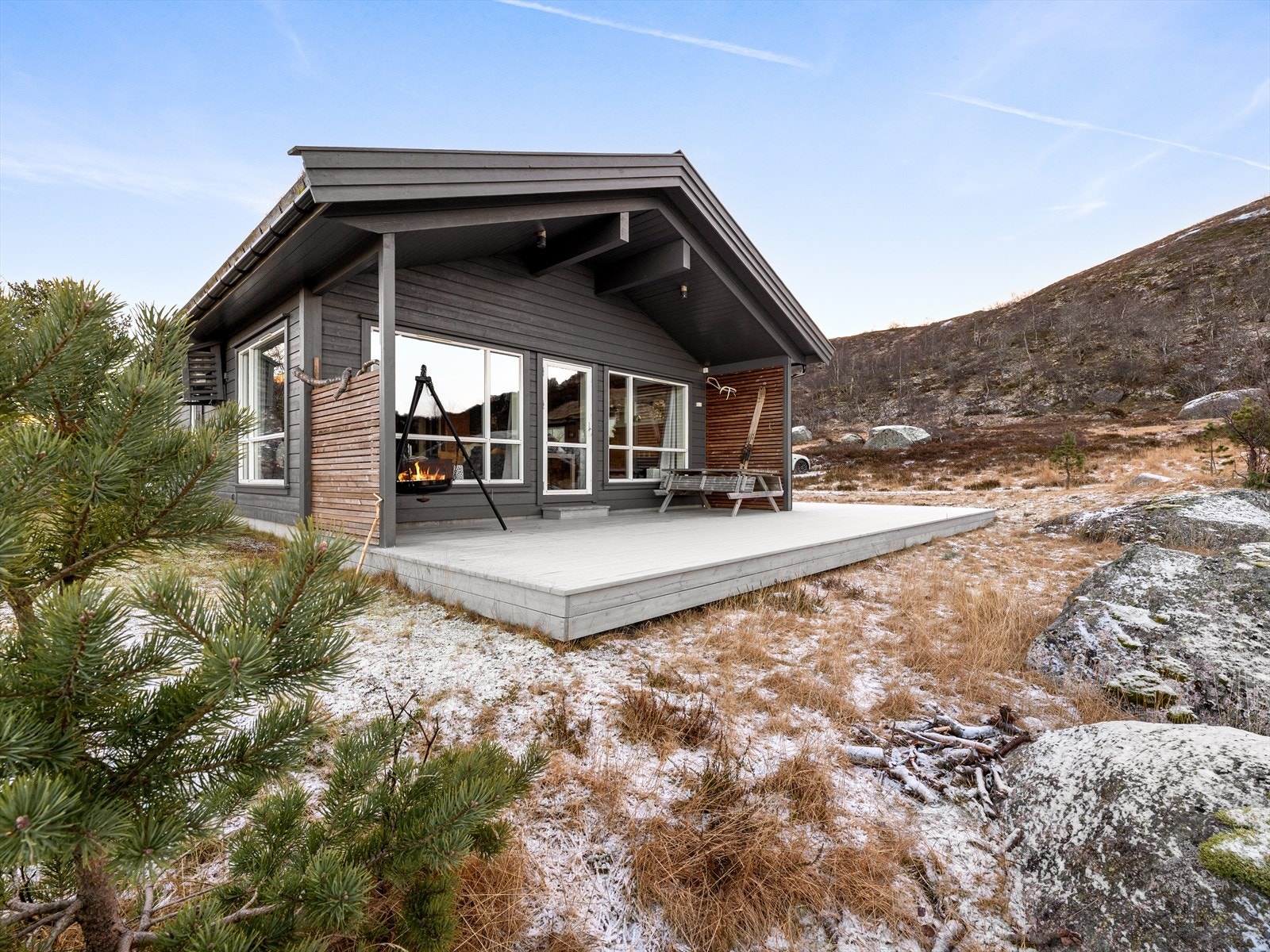 Terrasse med gode solforhold og nydelig utsikt! Akebakke rett ut fra hytta. Galleribilde