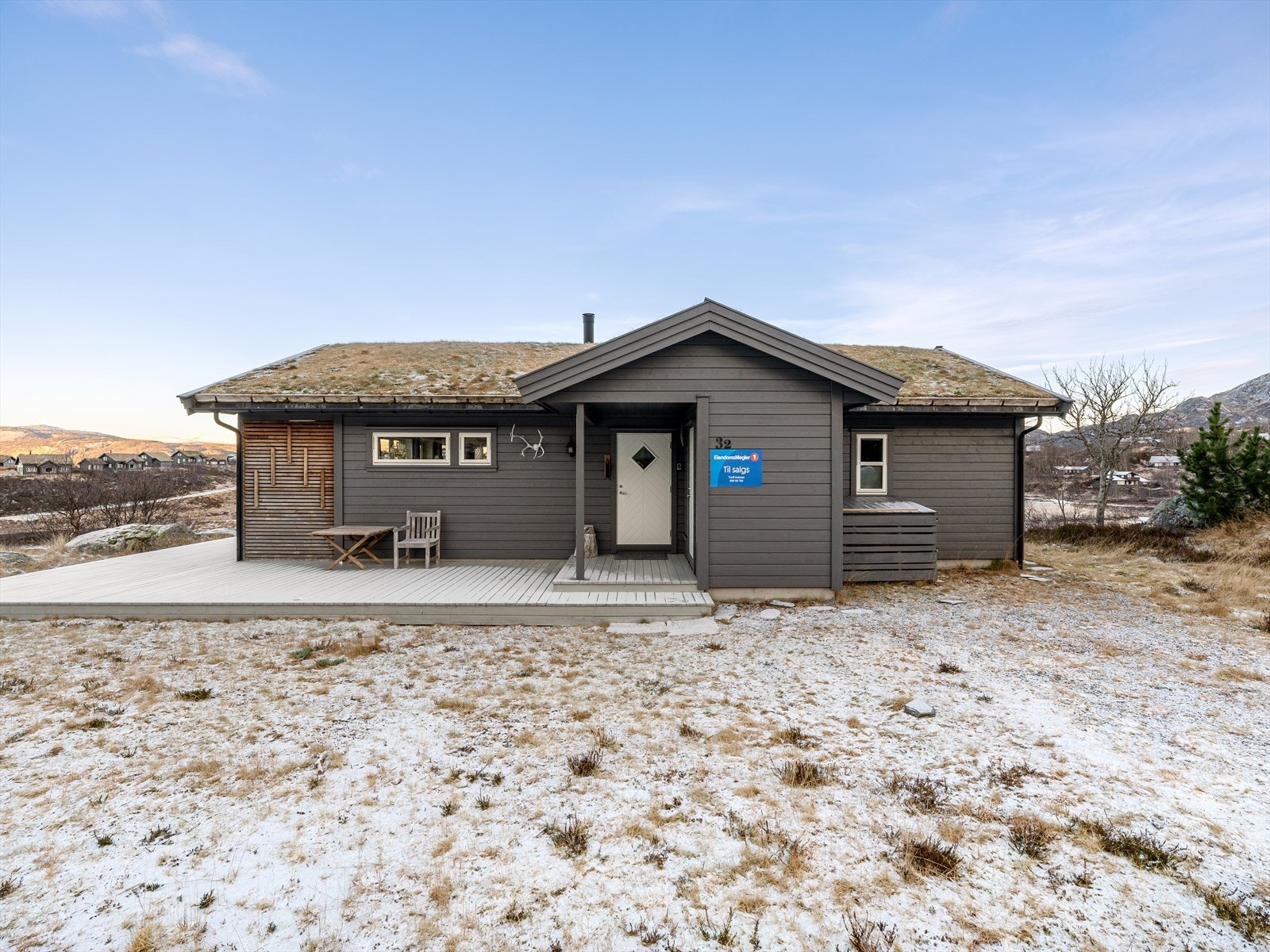 Bilvei helt fra om sommeren. Enkel adkomst til hyttas inngangsparti. Galleribilde