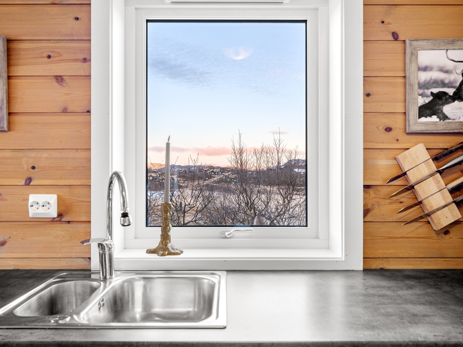Vindu over kjøkkenbenk med flott utsikt her kan man også se mot Hilleknuten. Galleribilde