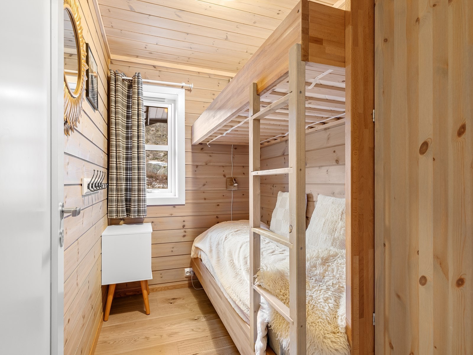 Soverom innredet med køyeseng. Det er 3 soverom i hytta Galleribilde
