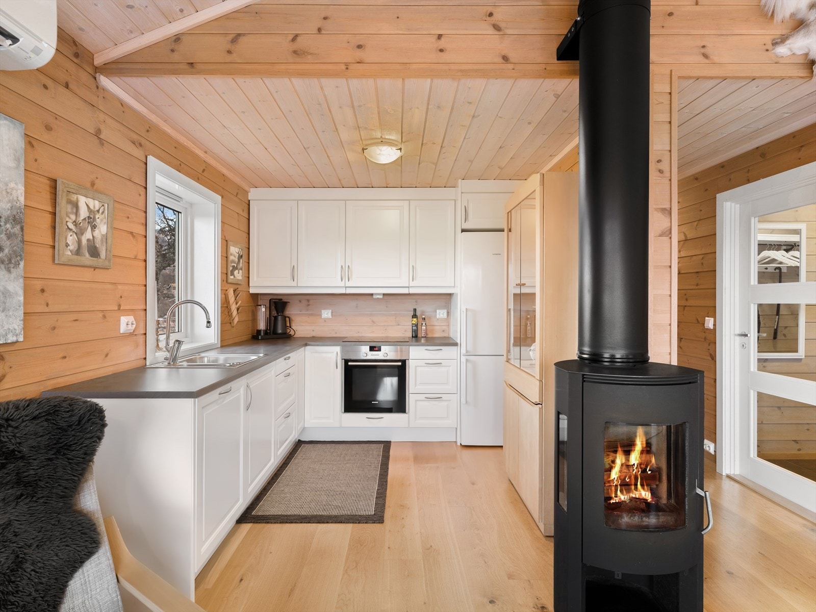 Hvitt kjøkken fra Bjerks Trevare. Integrert oppvaskmaskin og komfyr. Kjøleskap medfølger. Galleribilde