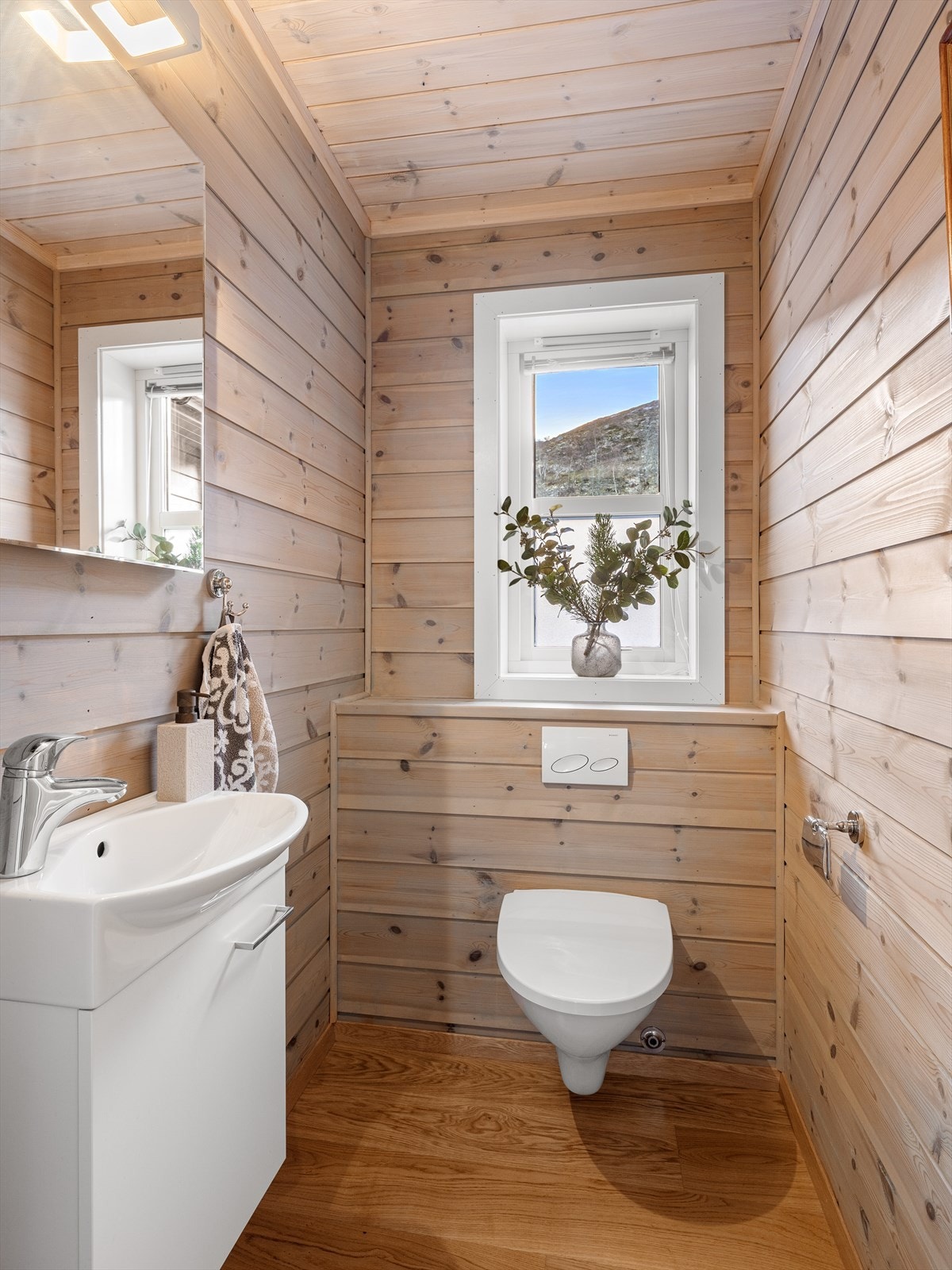 Toalettrom med vask og vegghengt wc. Galleribilde