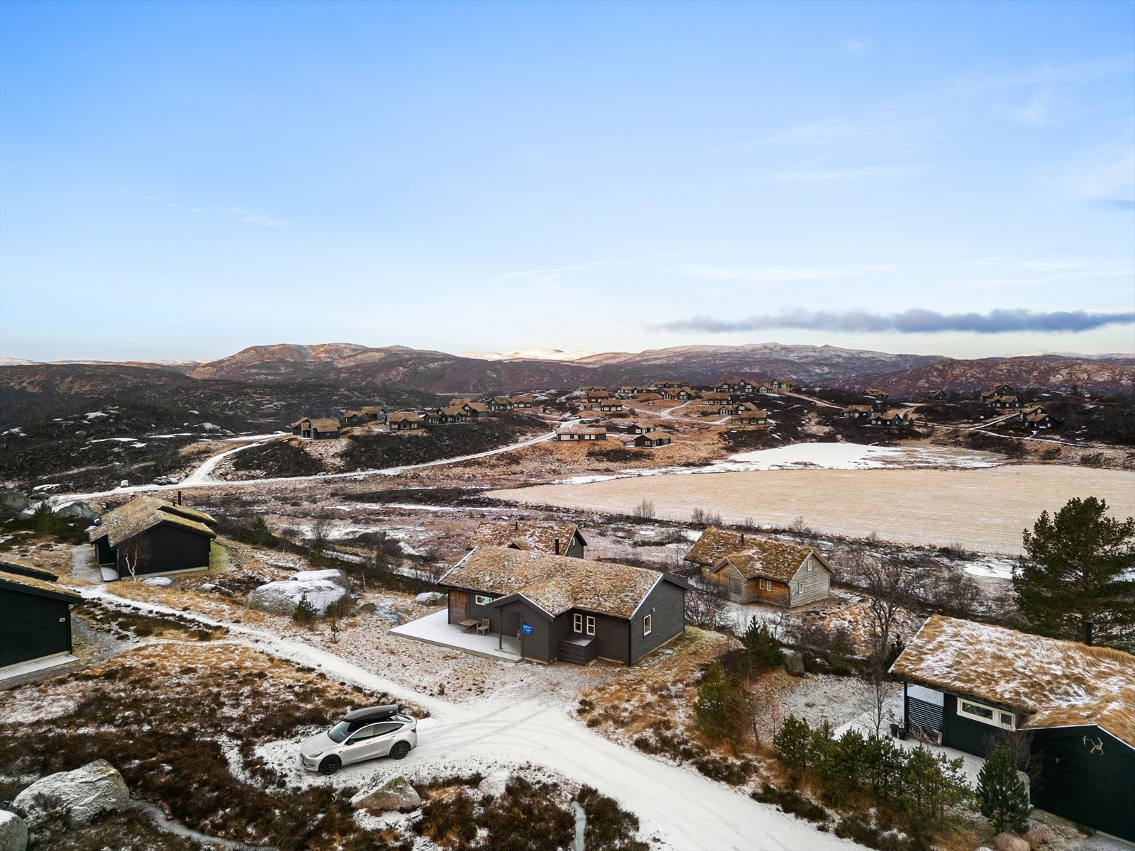 Skitrekk og hotell med servering ligger en kort skitur unna. Fine oppkjørte langrennsløyper i umiddelbar nærhet, Finnstølløypa og Jogledalen er flotte høyfjellsturer. Galleribilde