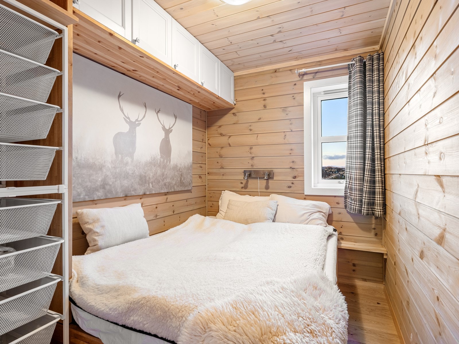 Soverom med stedsbygd dobbeltseng og garderobeskap. Galleribilde