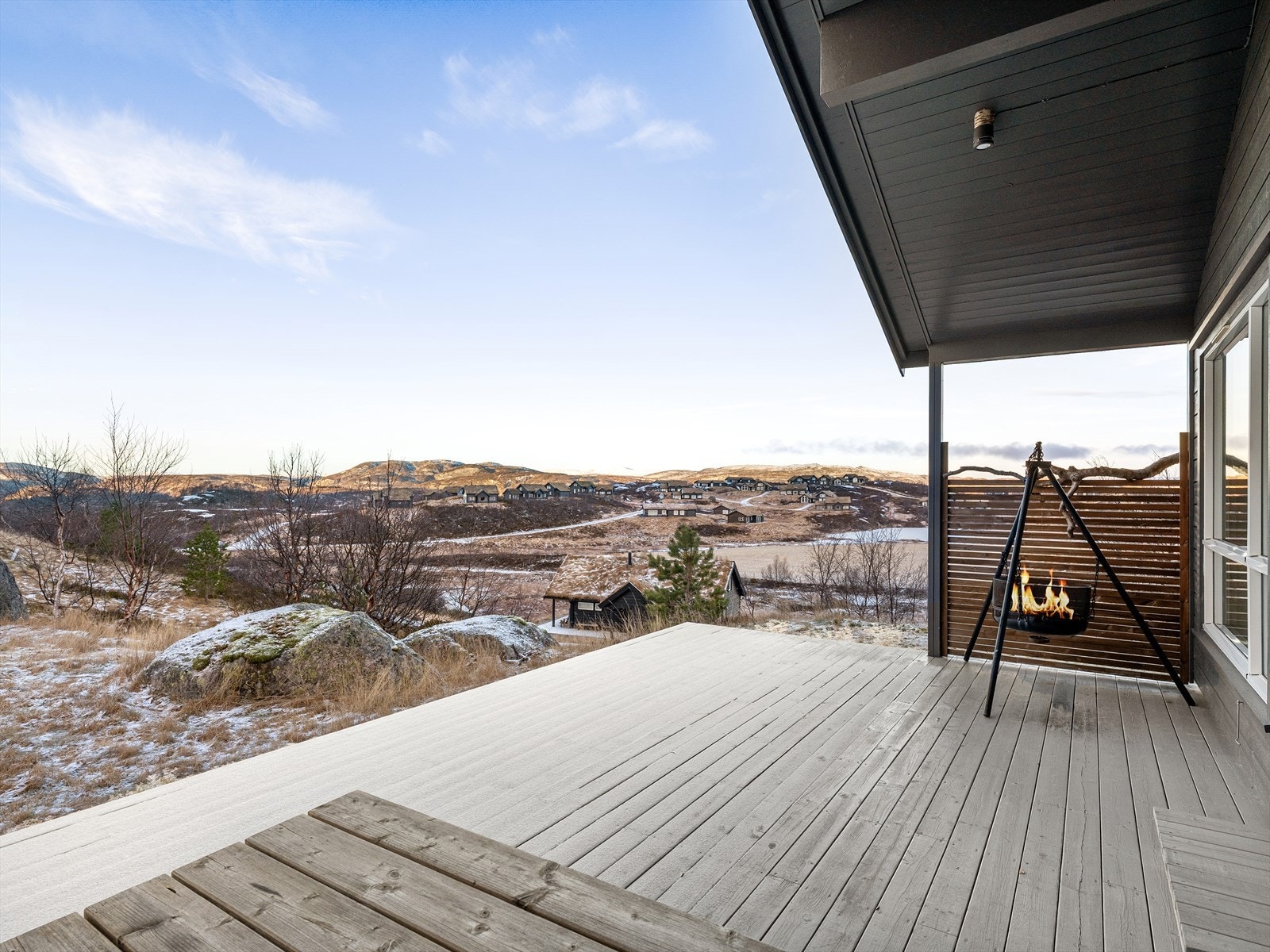 Terrassen er delvis overbygget, fritt foran hytta med mye god plass for å nyte fjellet utendørs Galleribilde