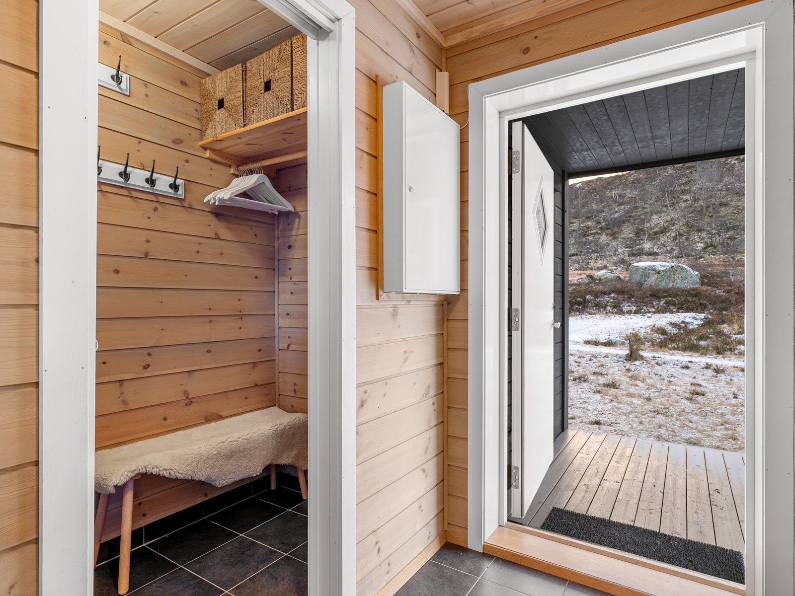 Entre/gang med adkomst til garderoberom. Galleribilde