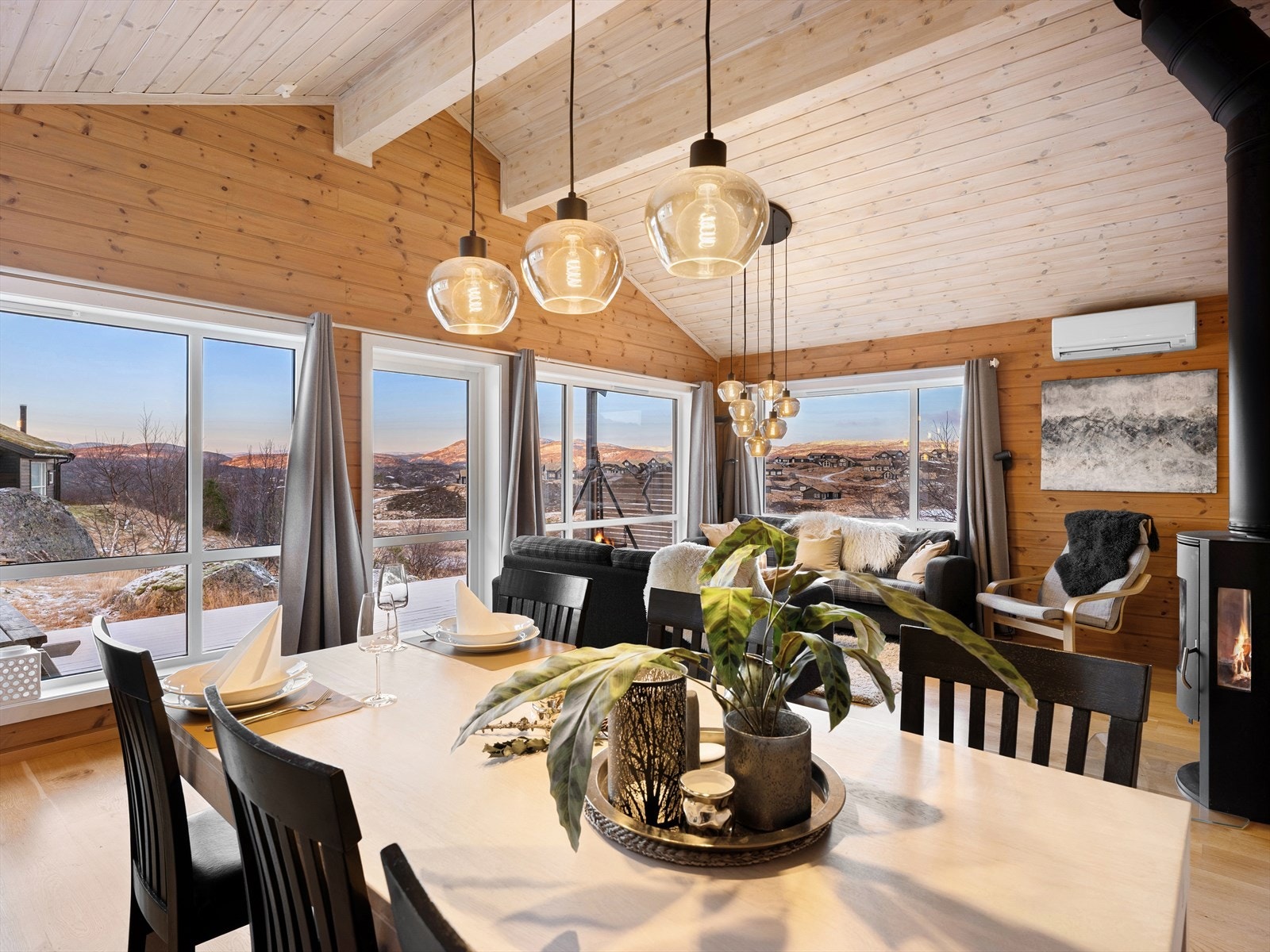 Plass til flere sittegrupper og langbord i tilknytning til kjøkken. Galleribilde