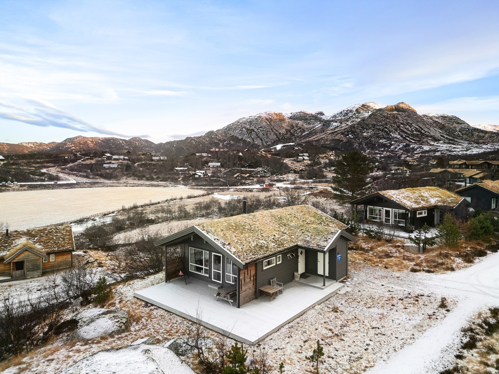 Området er like fint om sommeren med flotte turstier, toppturer og bademuligheter. Parkering ved hytta om sommeren, ca 10 min å gå på ski fra p-plass. Galleribilde