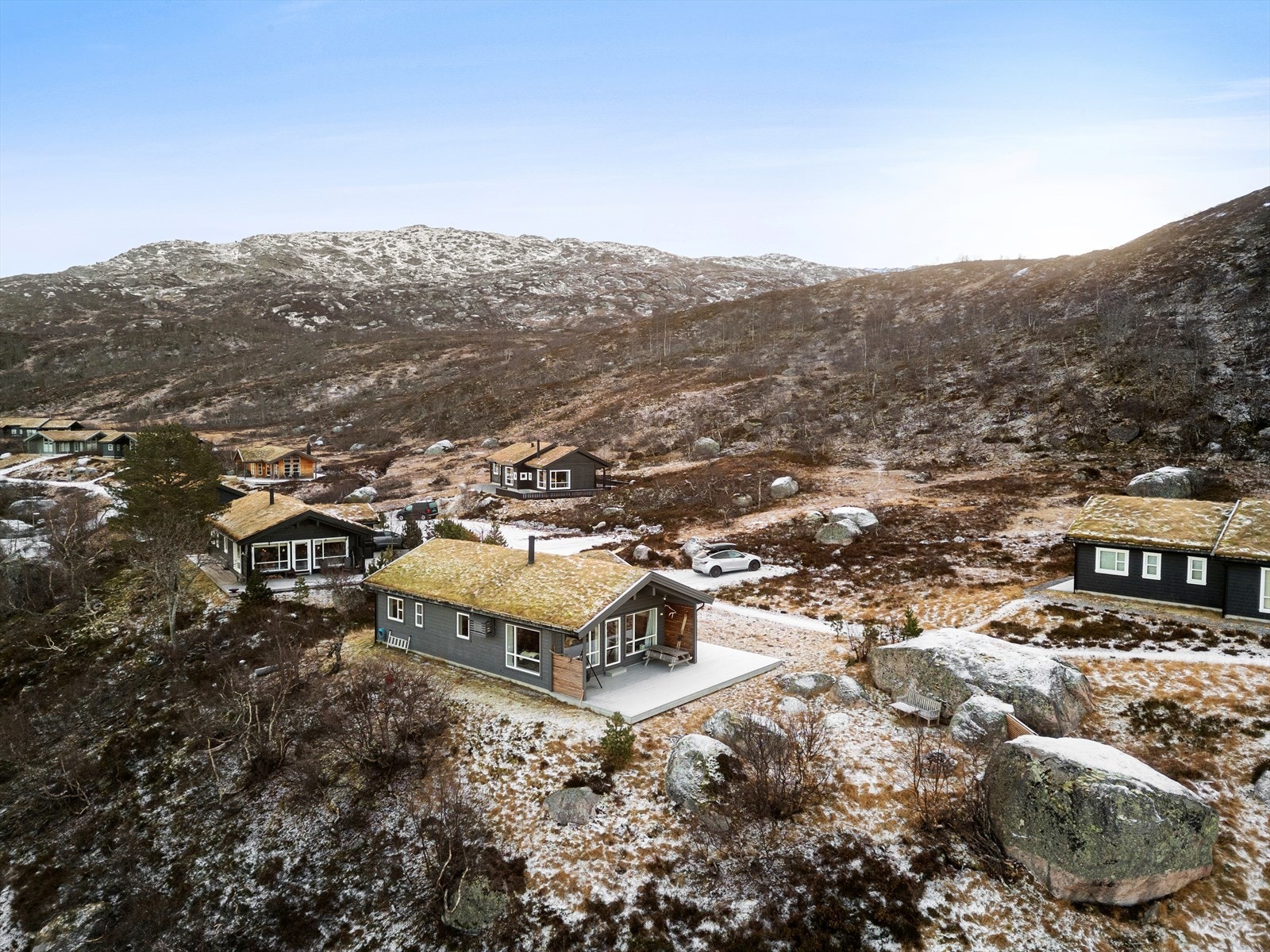 Smølåsen ligger ca 700 moh. Hytten ligger naturlig i terrenget. Her får man følelsen av å være på høyfjellet Galleribilde