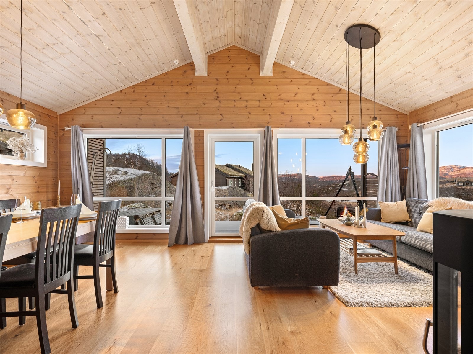 Enstavs eikeparkett på gulv og behandlet furu på vegger og i tak. Galleribilde