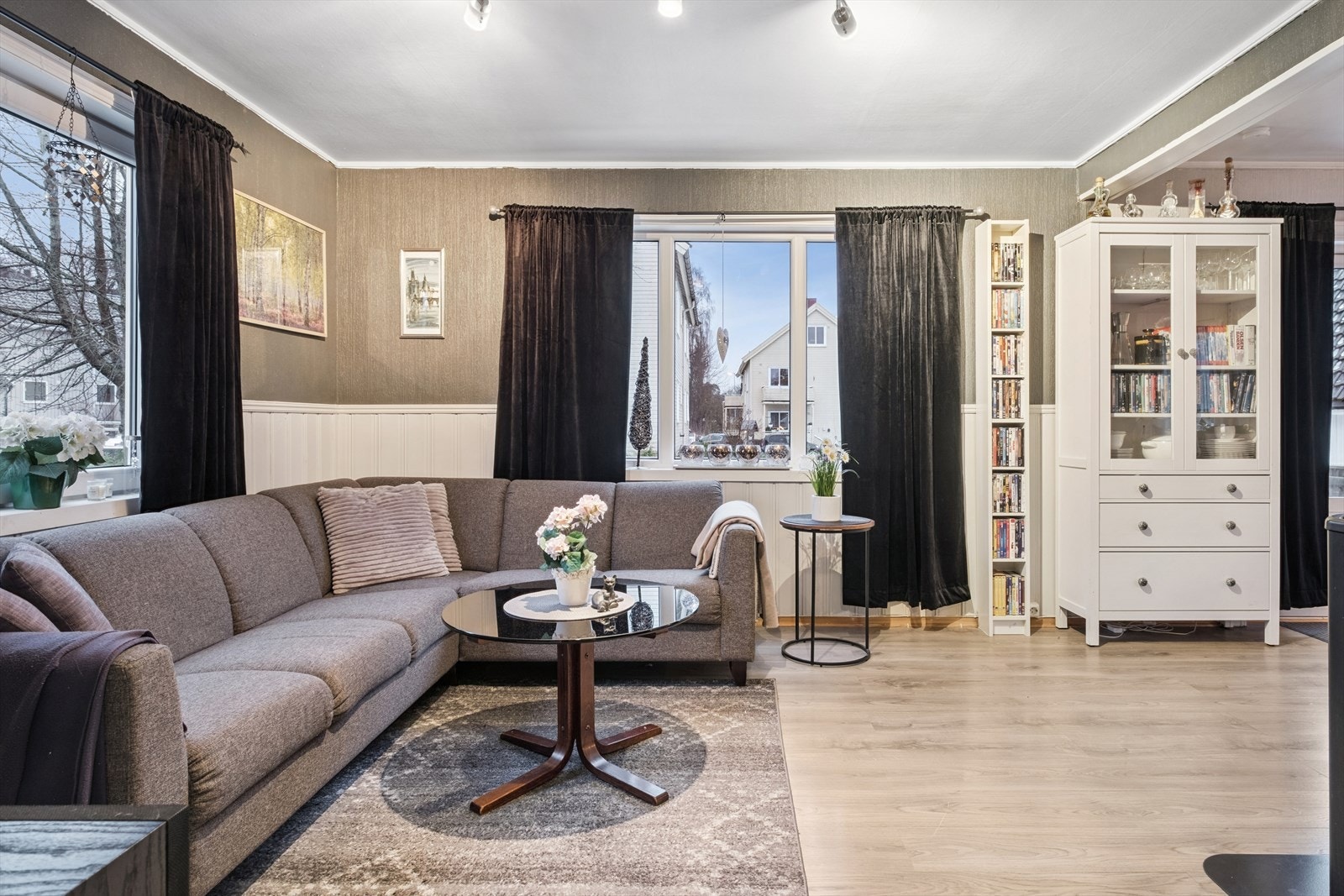 Stuen har gode møbleringsmuligheter og en ryddig rominndeling. Galleribilde