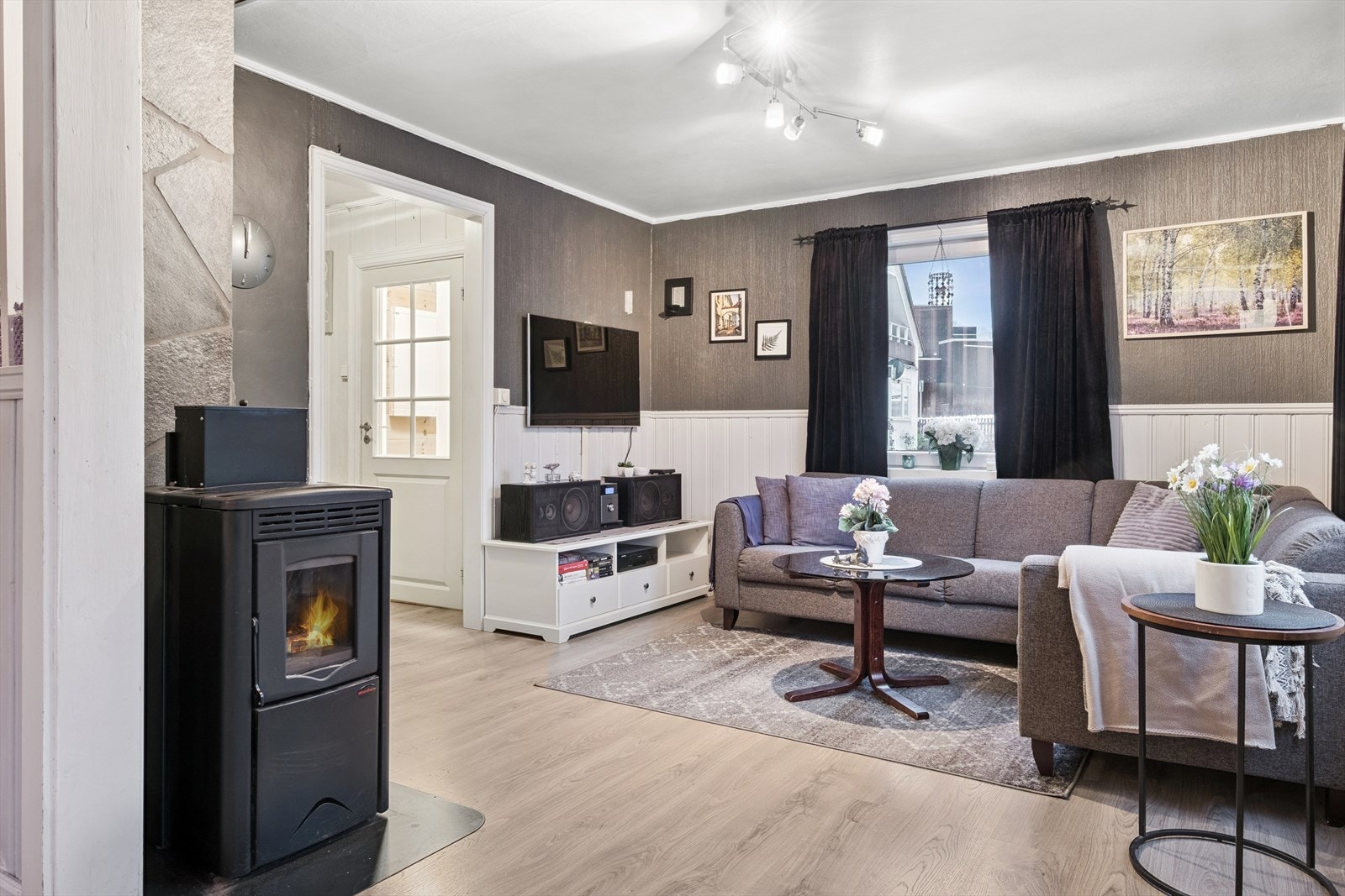 Fin stue med ovn og plass til stor sofagruppe Galleribilde