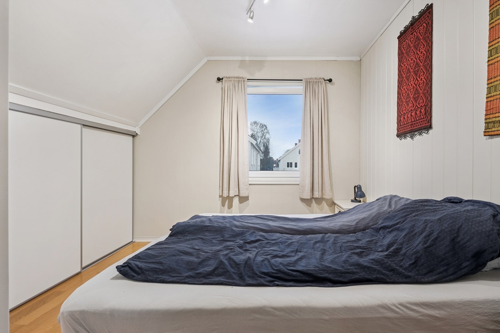 Romslig hovedsoverom med garderobe Galleribilde