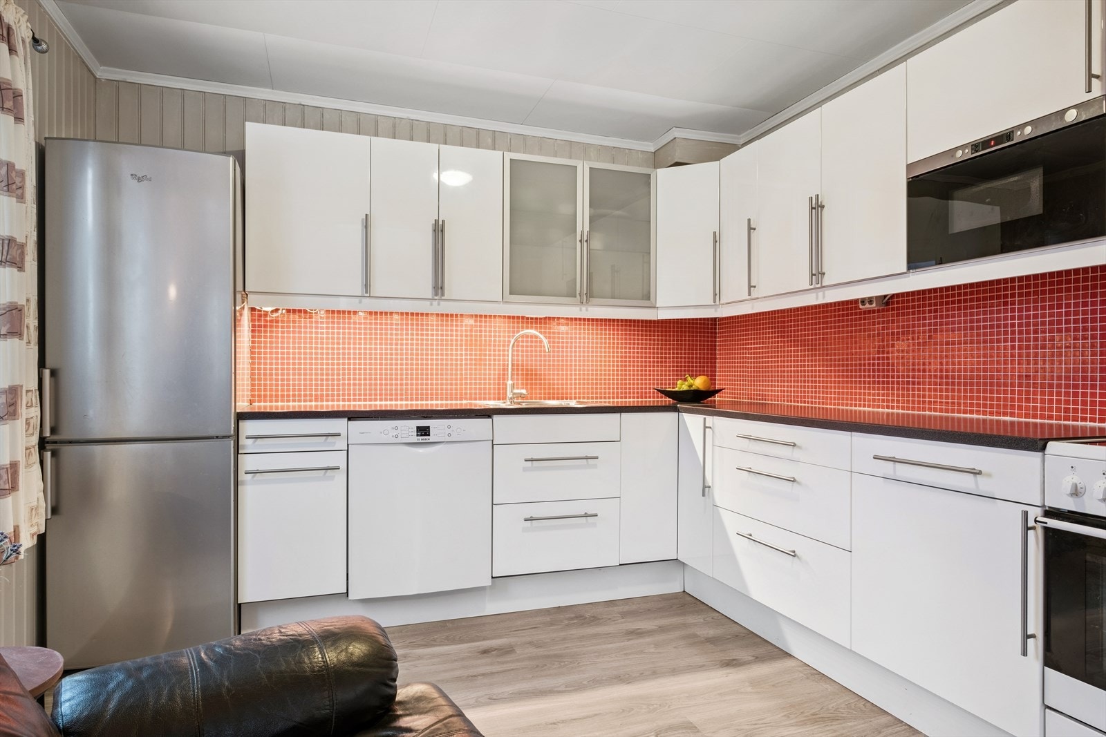 Lyst og fint kjøkken hvor man får godt med skap- og benkeplass Galleribilde