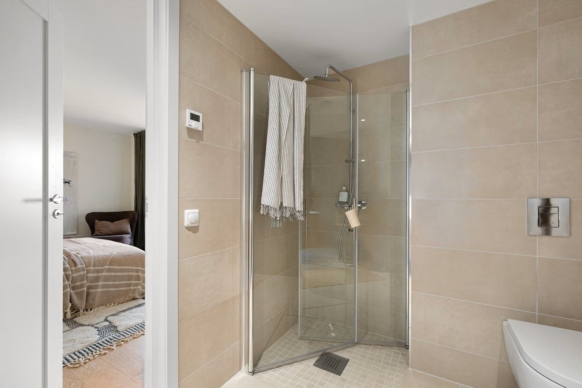 Bad med dusjhjørne, servant og wc. Varme i gulv. Galleribilde