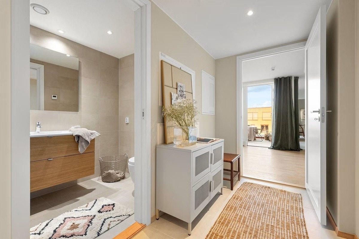 Romslig entrè. Bad II med dusjhjørnet, servant, wc og opplegg for vaskemaskin. Varme i gulv. Galleribilde