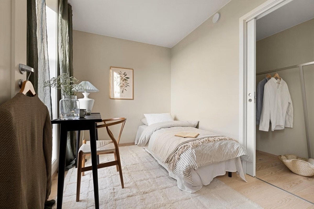 Soverom II. Plass til seng og skrivebord. Galleribilde