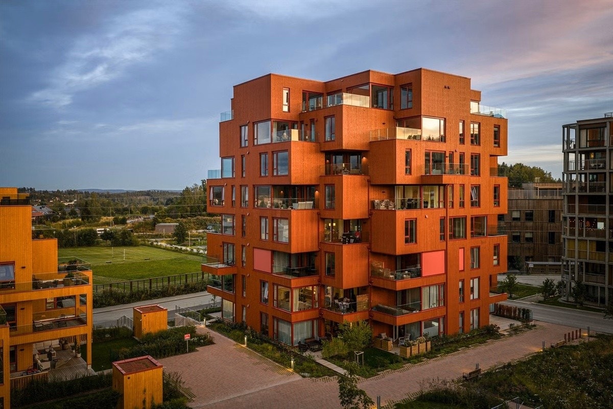 Fasade. Enkel heisadkomst opp til leilighetsplan fra garasjekjeller. Galleribilde