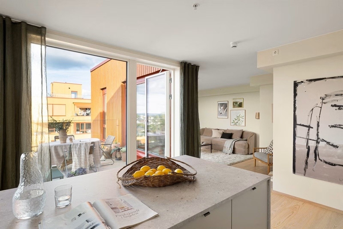 Stue- og kjøkken i åpen løsning Galleribilde