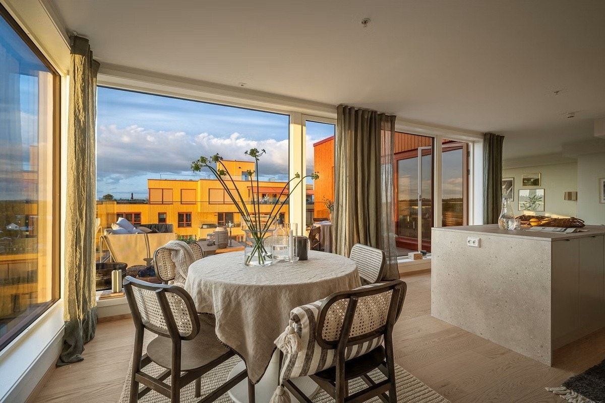 Mulighet for egen spiseplass på kjøkkenet. Galleribilde