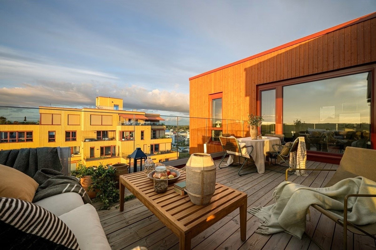 Romslig terrasse. Felles takterrasse i nabobygningen som kan benyttes av alle beboere. Galleribilde