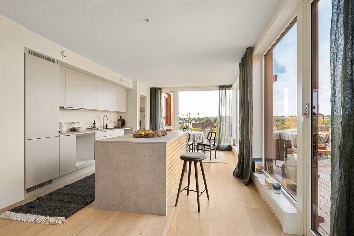 Lekkert kjøkken fra HTH. Hvitevarer blir satt inn (oppvaskmaskin, komfyr, platetopp og kombiskap). Galleribilde