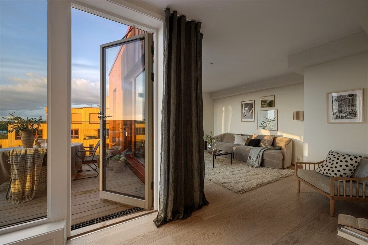 Direkte utgang fra stue/kjøkken til terrasse Galleribilde