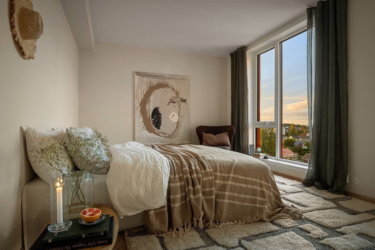 Hovedsoverom med god plass til dobbeltseng og garderobe Galleribilde