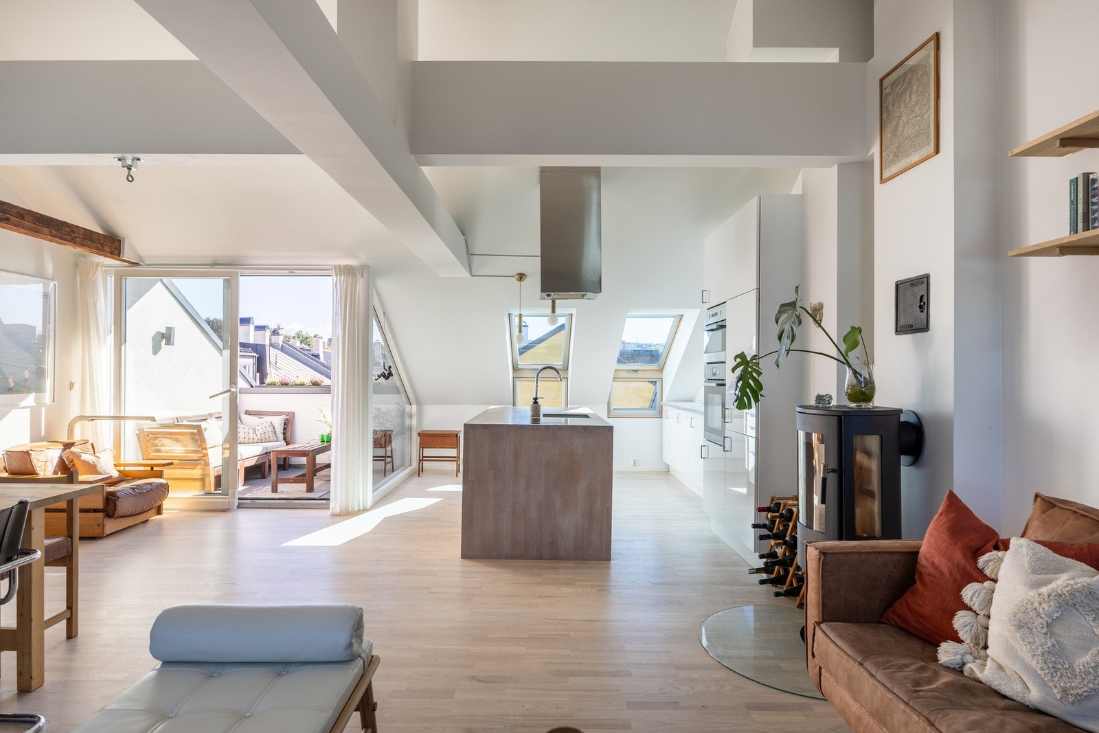 Unik loftsleilighet med gulvareal på hele 93 kvm med hybel, solrik usjenert takterrasse og takhøyde opptil 3,45m i stue. Galleribilde