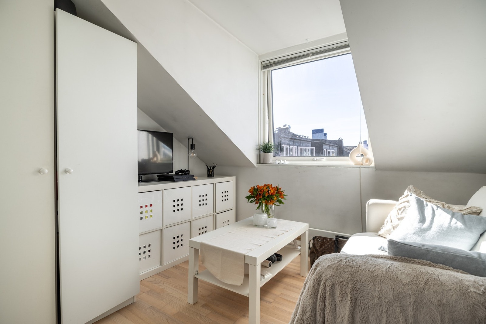 Leiligheten har en praktisk hybel med gode utleiemuligheter. Galleribilde