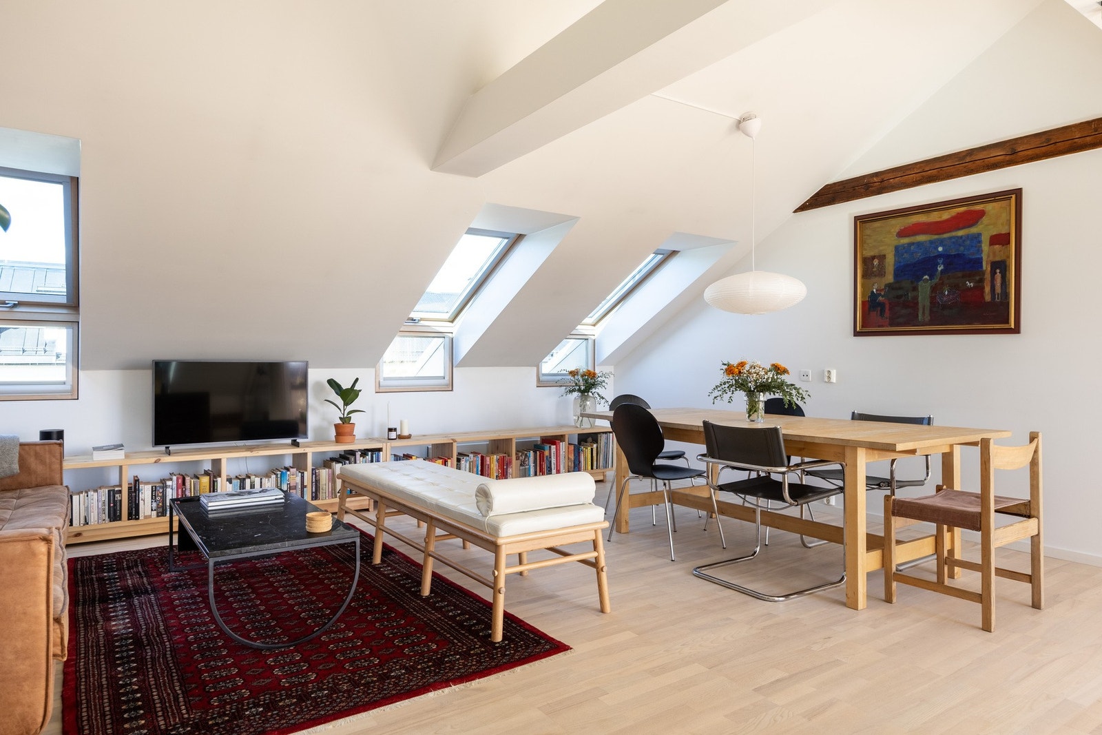 Gulvflater i stue og inngangsparti ble slipt i 2022. Galleribilde