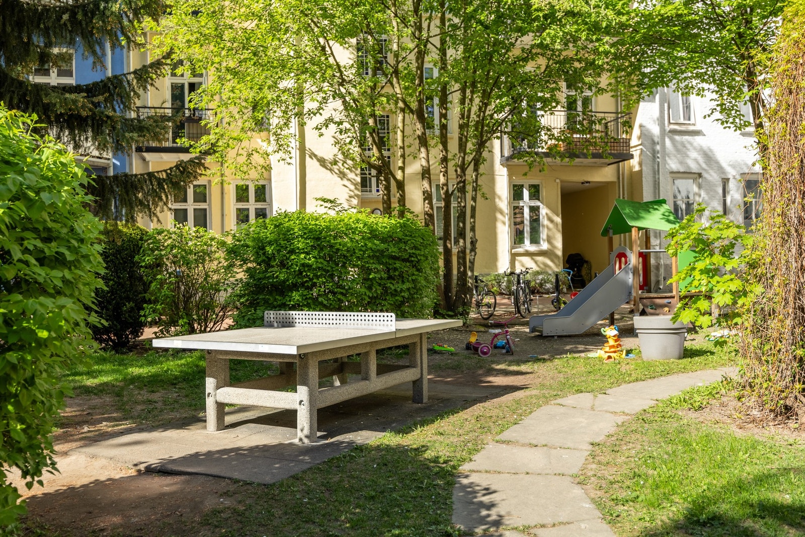 Borettslaget har hyggelig felles bakgård med sittegrupper. Galleribilde