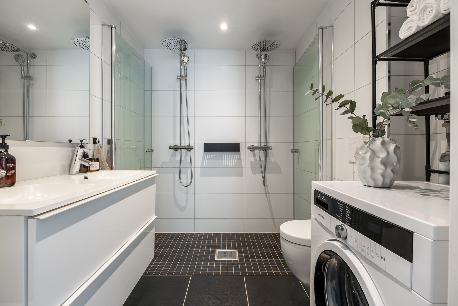 Tilkomst til romslig baderom ved entré. Baderom fra 2012 med flislagt gulv med varme. Galleribilde