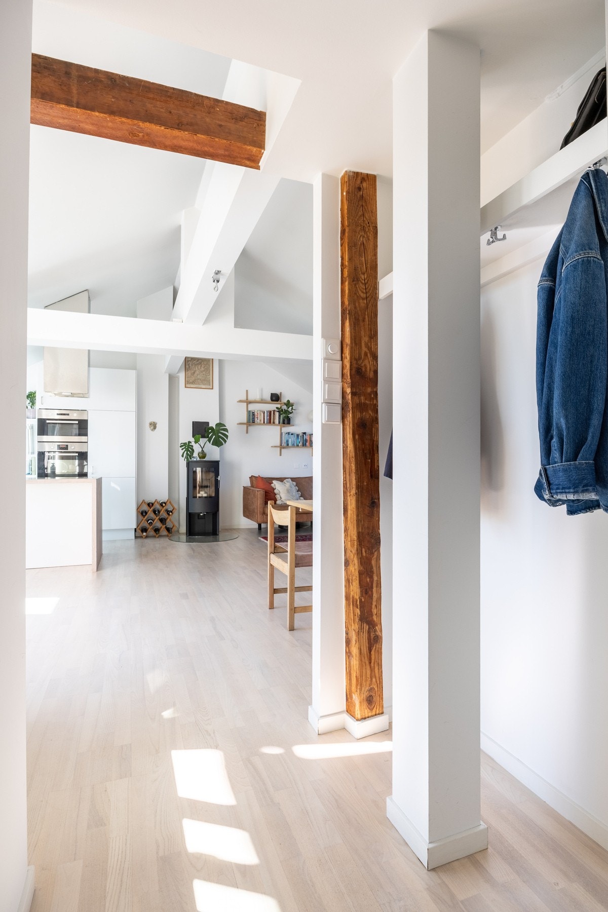 Du blir ønsket velkommen inn i en lys entré med praktisk oppheng for yttertøy. Galleribilde