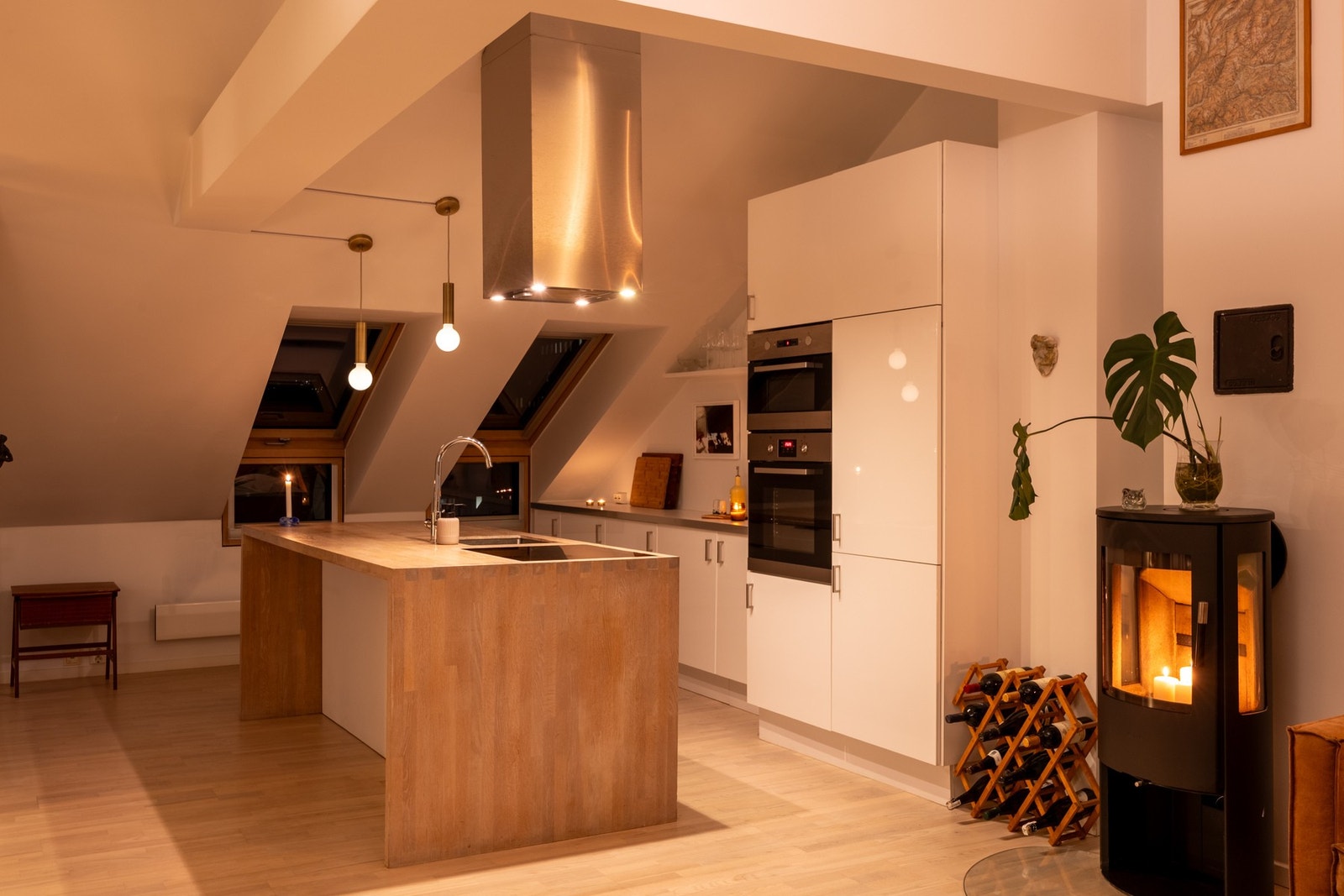 Sosialt og luftig kjøkken med praktiske løsninger samt godt med både skap- og benkeplass. Galleribilde