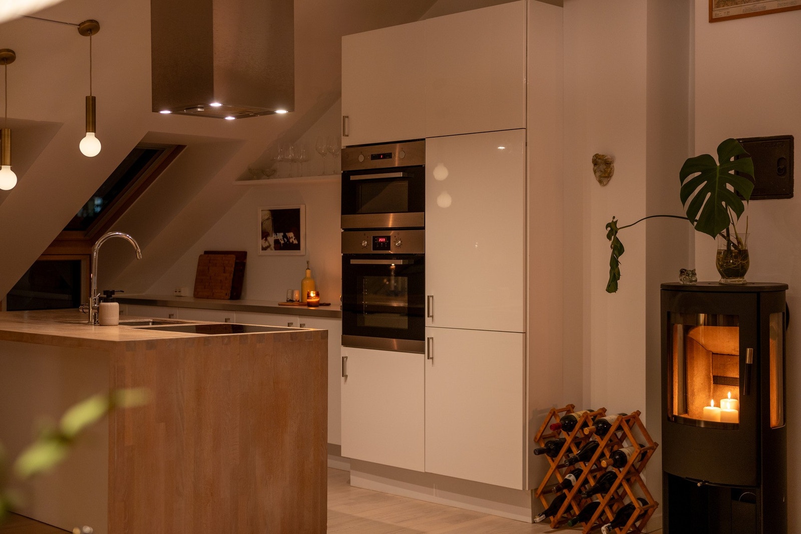 Av integrerte hvitevarer er det kjøleskap med frysedel, komfyr, mikrobølgeovn, platetopp og oppvaskmaskin. Galleribilde