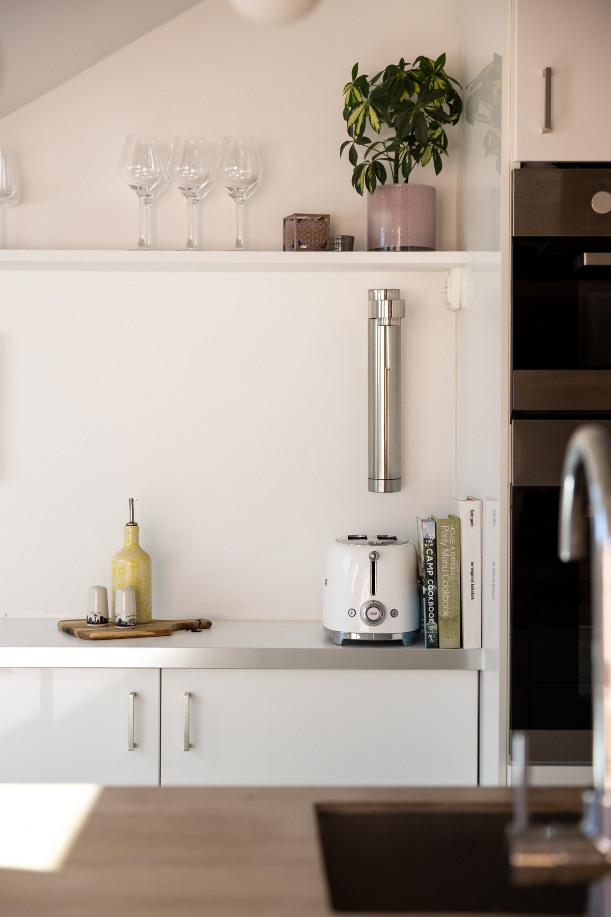 Moderne kjøkken fra 2012 med glatte fronter og benkeplate av tre kombinert med laminat. Galleribilde