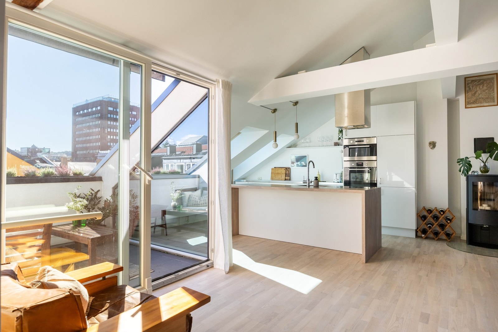 Leiligheten har store vindusflater som slipper inn mye naturlig lys. Galleribilde