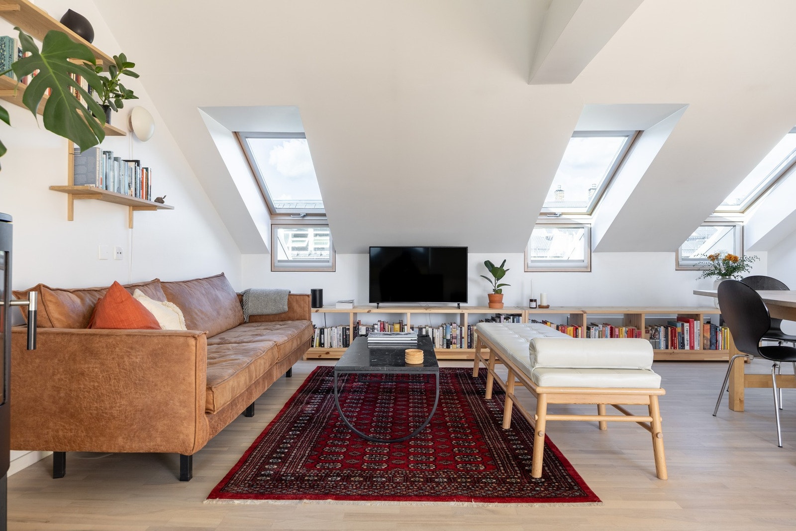 Takhøyden er oppmålt til 3,45m i stue (skråtak). Galleribilde