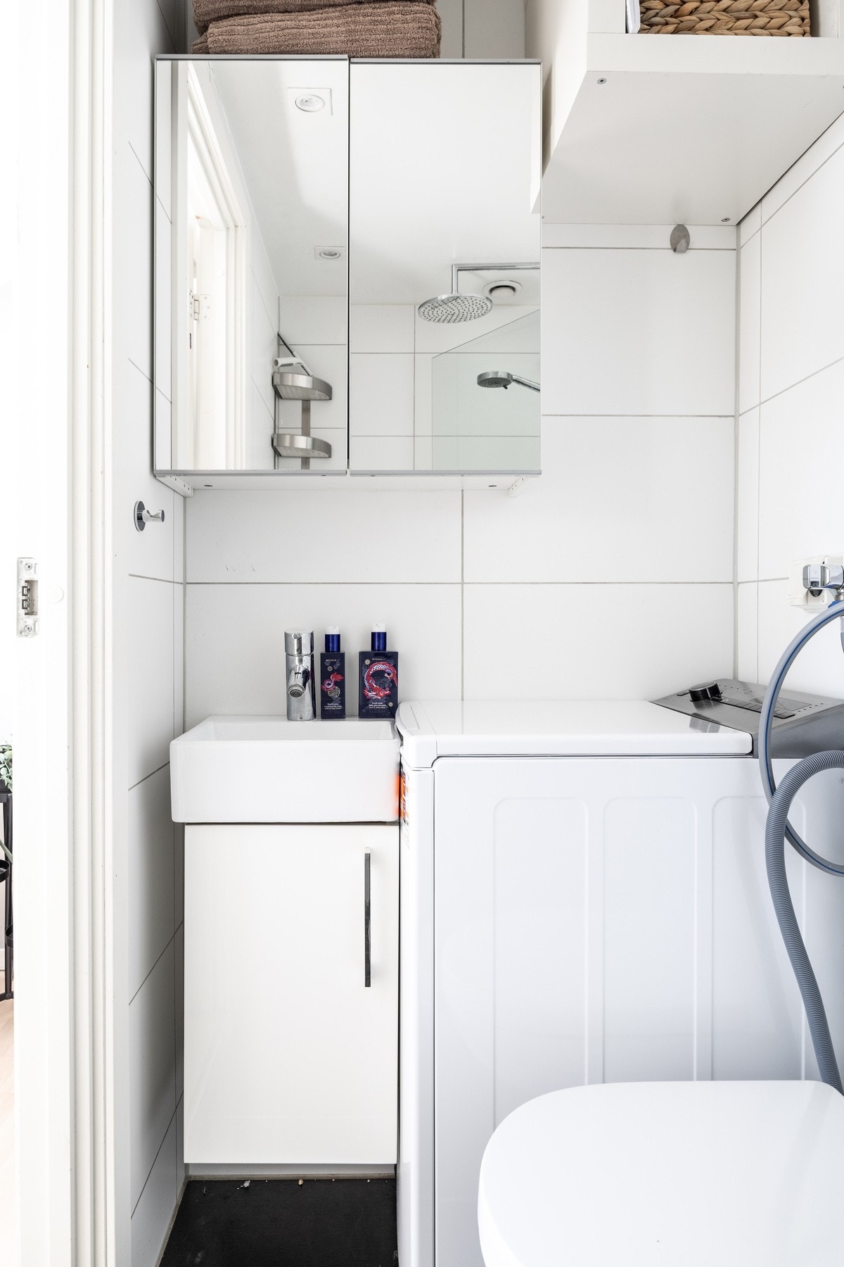 Baderom i hybel fra 2012 med vegghengt toalett fra 2024 og opplegg for vaskemaskin. Galleribilde