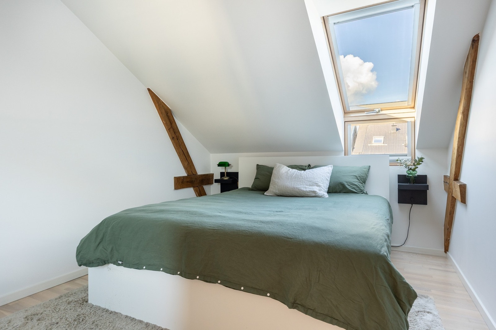 Leiligheten har totalt to gode soverom med plass til seng og oppbevaring. Galleribilde