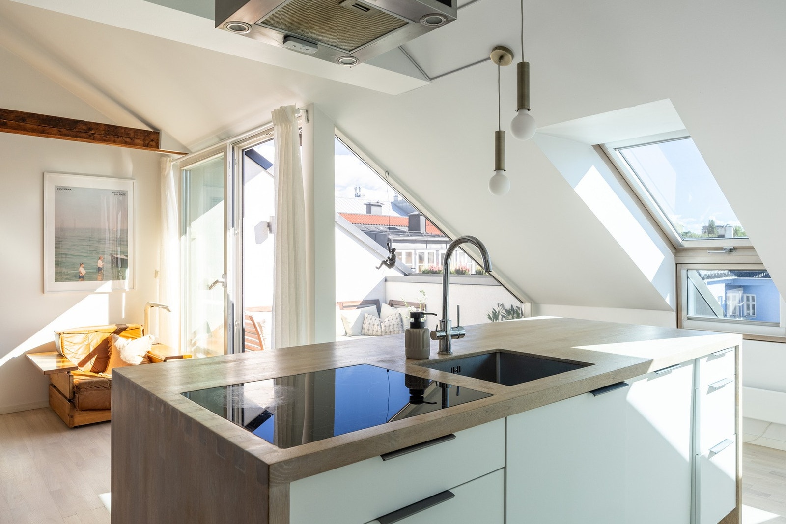 Leiligheten har en praktisk planløsning med åpen kjøkkenløsning vendt mot stue. Galleribilde