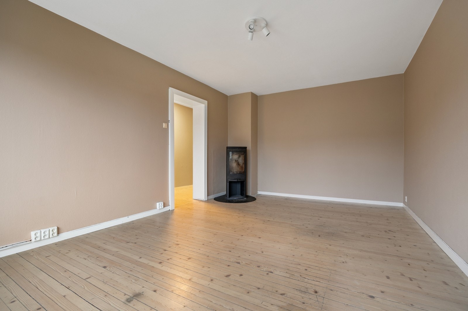 Stue med peis som varmer godt på kalde vinterdager. Galleribilde