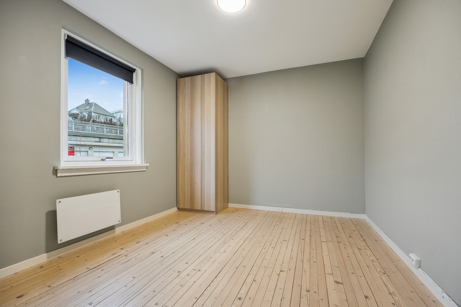 Soverom 1 med solskjerming. Galleribilde