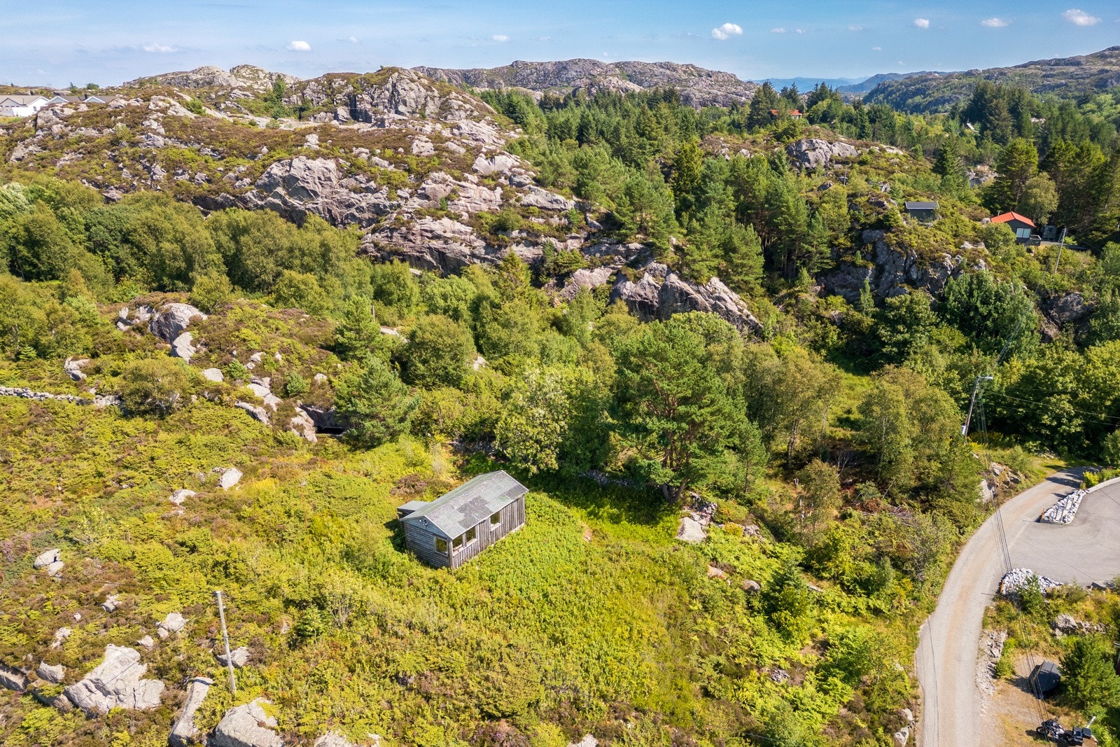 Hytten måler ca. 25 kvm og det er lagt strøm til hytten. Galleribilde