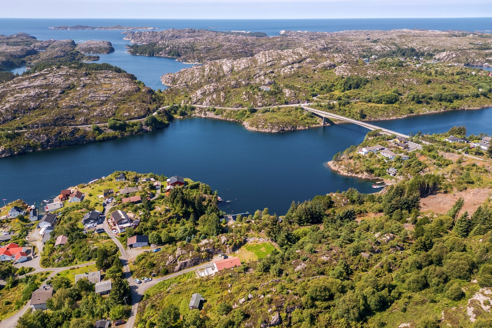 Fra Bergen sentrum er ca. 30 minutter kjøring til eiendommen. Galleribilde