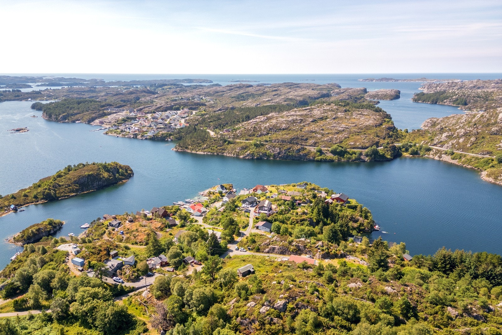 Enkel adkomst fra kommunal vei til tomten. Galleribilde