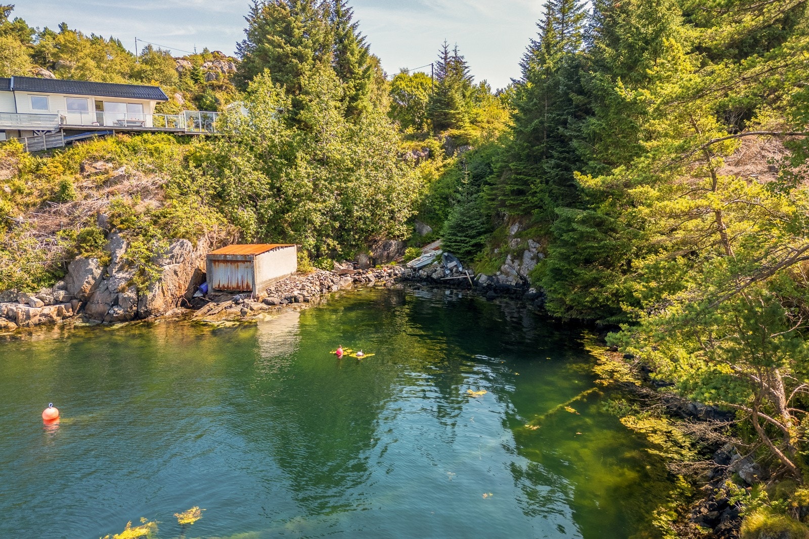 Medfølgende nøstetomt med eldre nøst kun få minutters gange fra hytten. Nøstet på påregnes renovering. Galleribilde